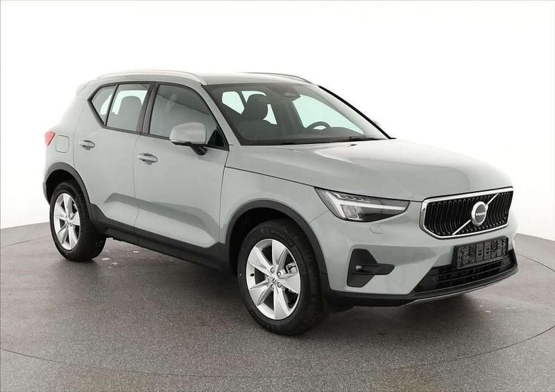 Vapour grey metallic Neu 2025 Volvo XC40 Core SUV | 36.095 € (Superpreis) - Bild 1/4