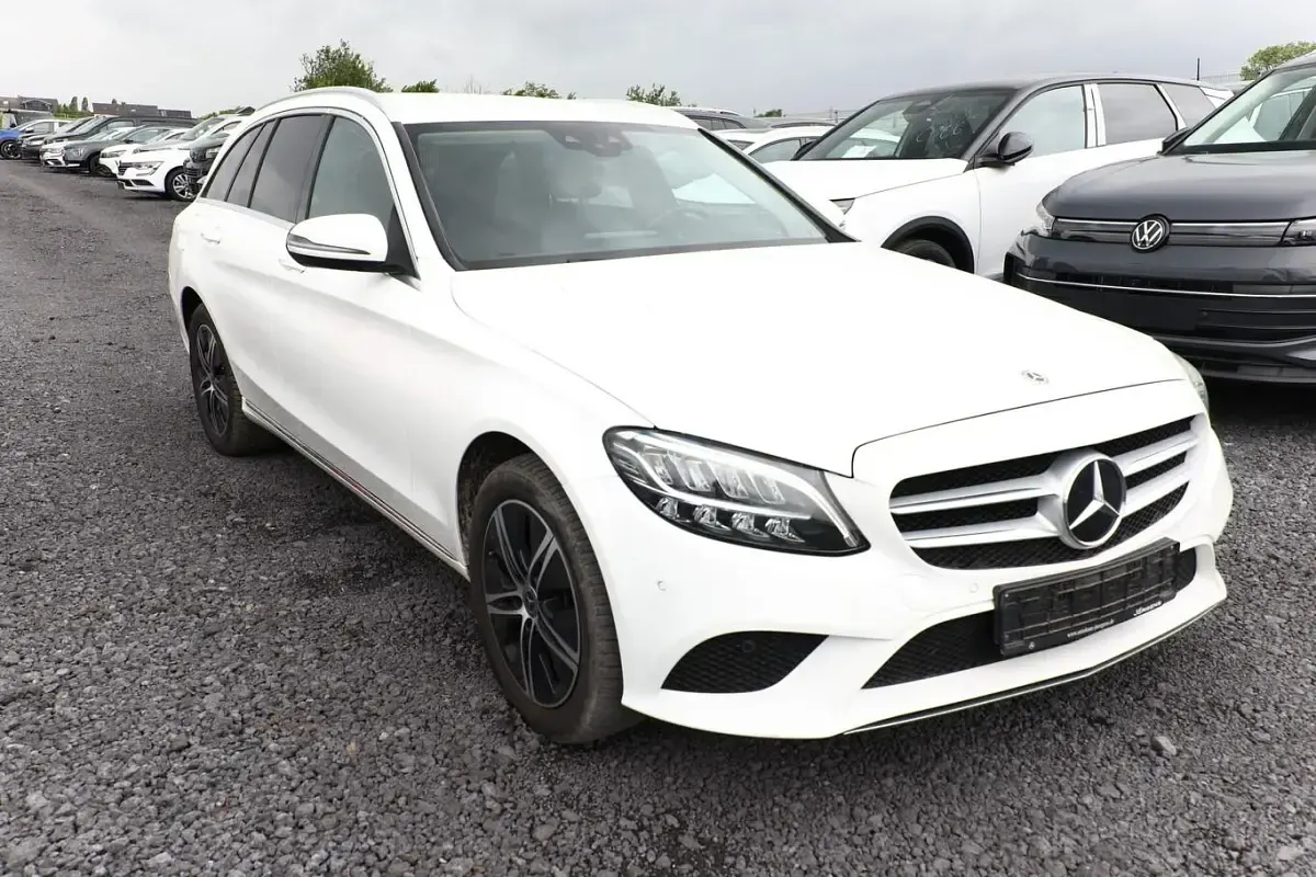 Gebraucht Mercedes C200 Avantgarde 160 PS (117 kW) 2021 Polarweiß