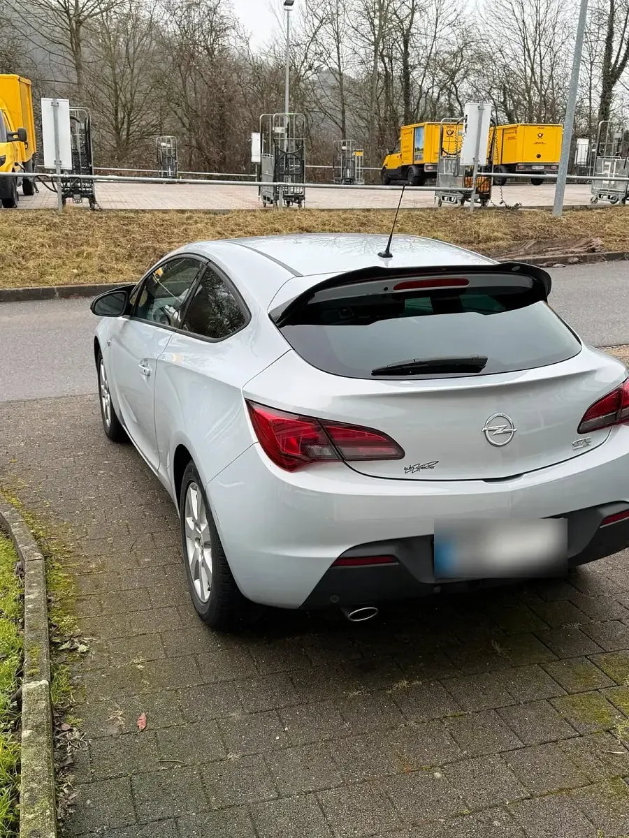 Gebraucht Opel Astra GTC 140 PS (102 kW) 2013 Grau Coupé