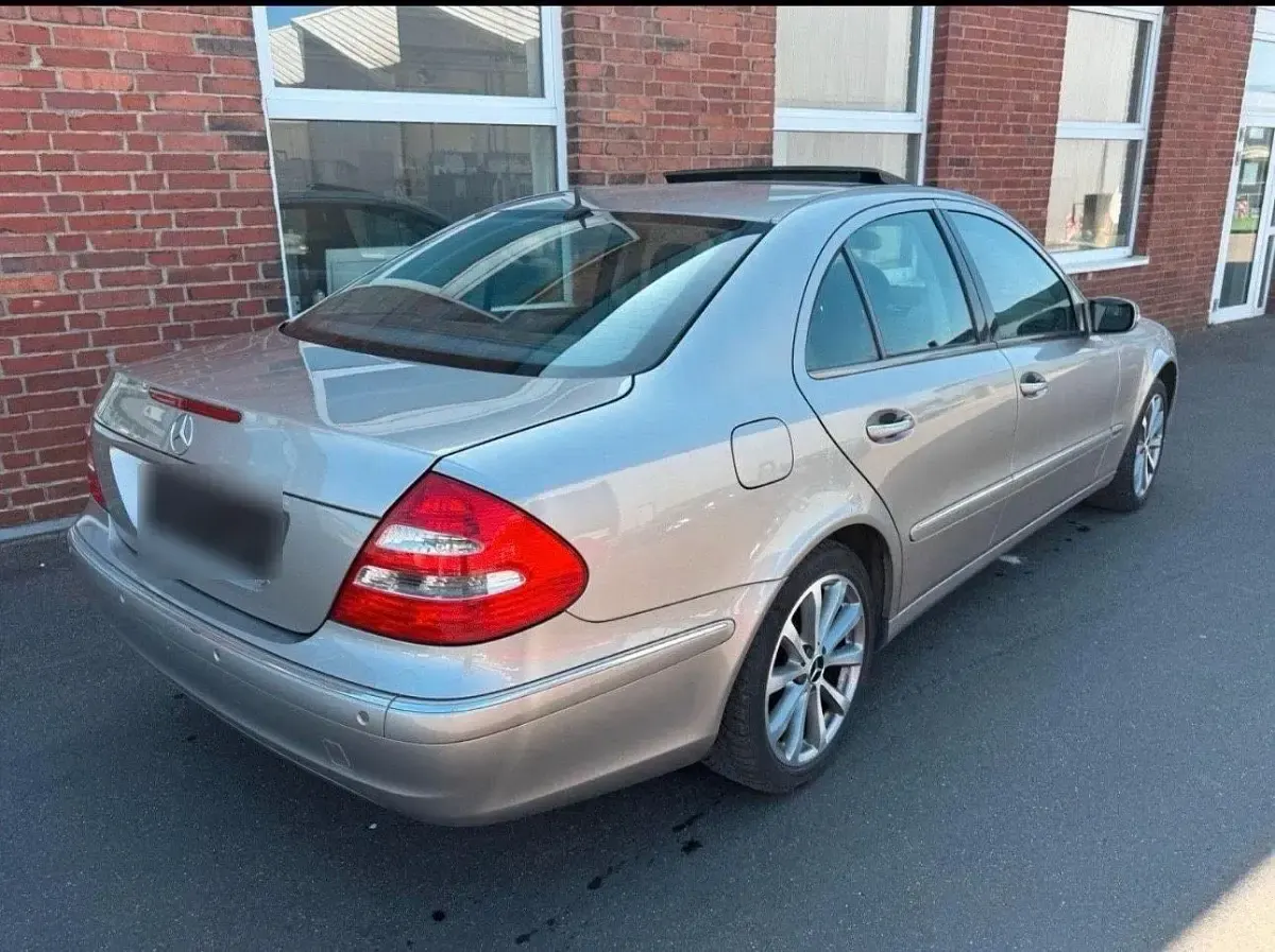 Gebraucht Mercedes E240 177 PS (130 kW) 2003 Gold Limousine