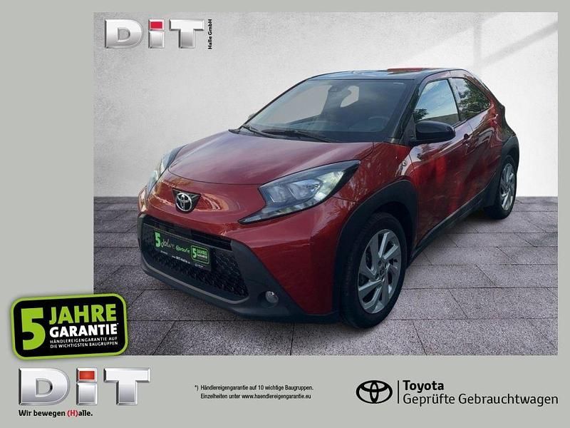 Chili red/ black mica (metallic) Gebraucht 2023 Toyota Aygo Pulse Kleinwagen | 14.940 € (Fairer Preis) - Bild 1/4