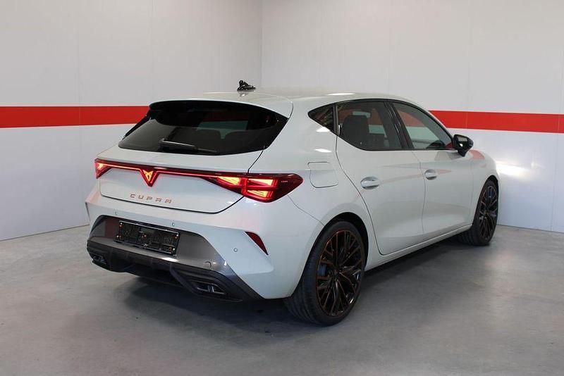 Neu Cupra Leon 150 PS (110 kW) 2026 Grau (taigagraumetallic) Limousine