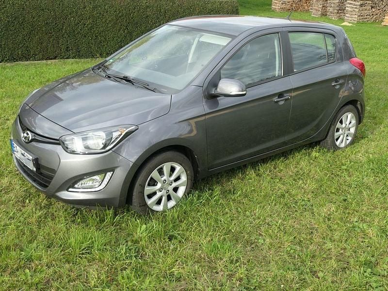 Grau Gebraucht 2014 Hyundai i20 Limousine | 5.700 € (Guter Preis) - Bild 1/4
