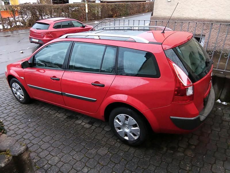 Rot Gebraucht 2008 Renault Mégane GrandTour Kombi | 2.100 € (Fairer Preis) - Bild 1/4