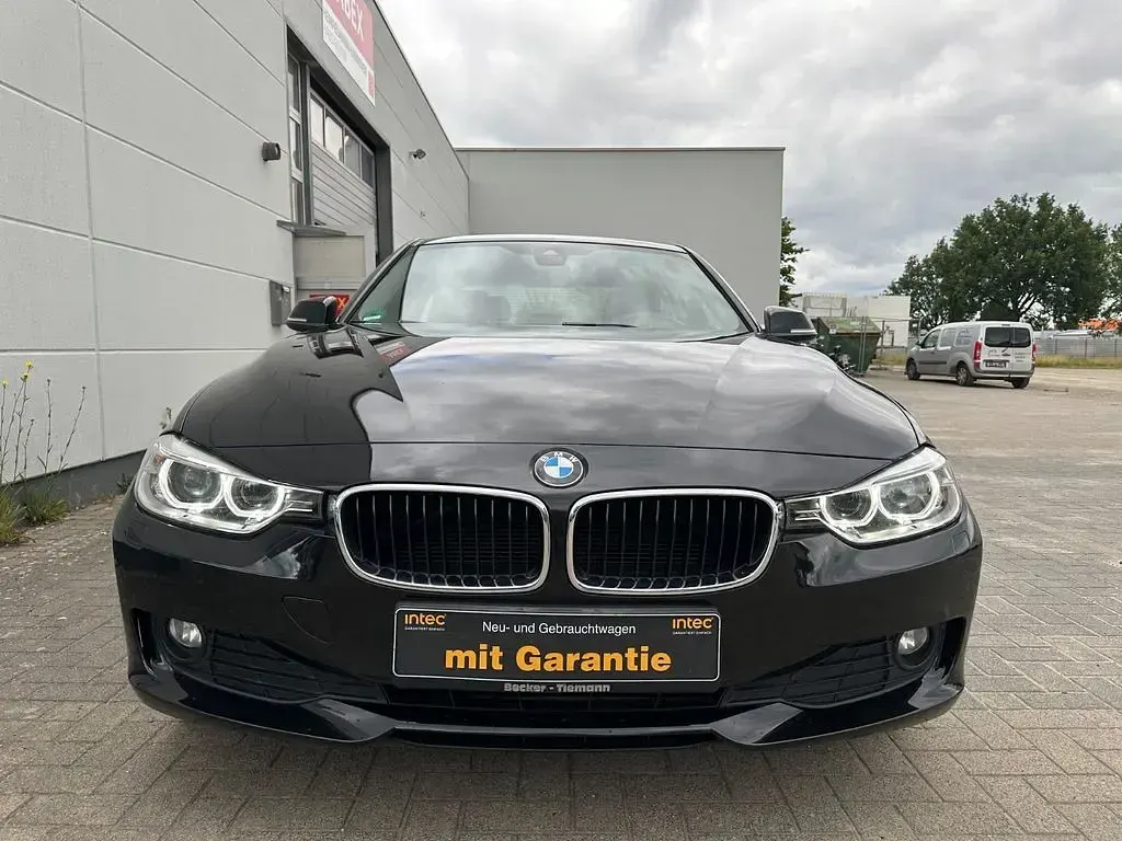 Gebraucht BMW 318 Sport Line 143 PS (105 kW) 2013 Black sapphire metallic Limousine