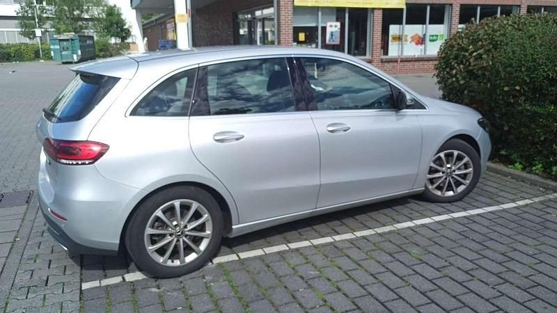 Silber Gebraucht 2020 Mercedes B200 Van / Kleinbus | 20.950 € (Superpreis) - Bild 1/1