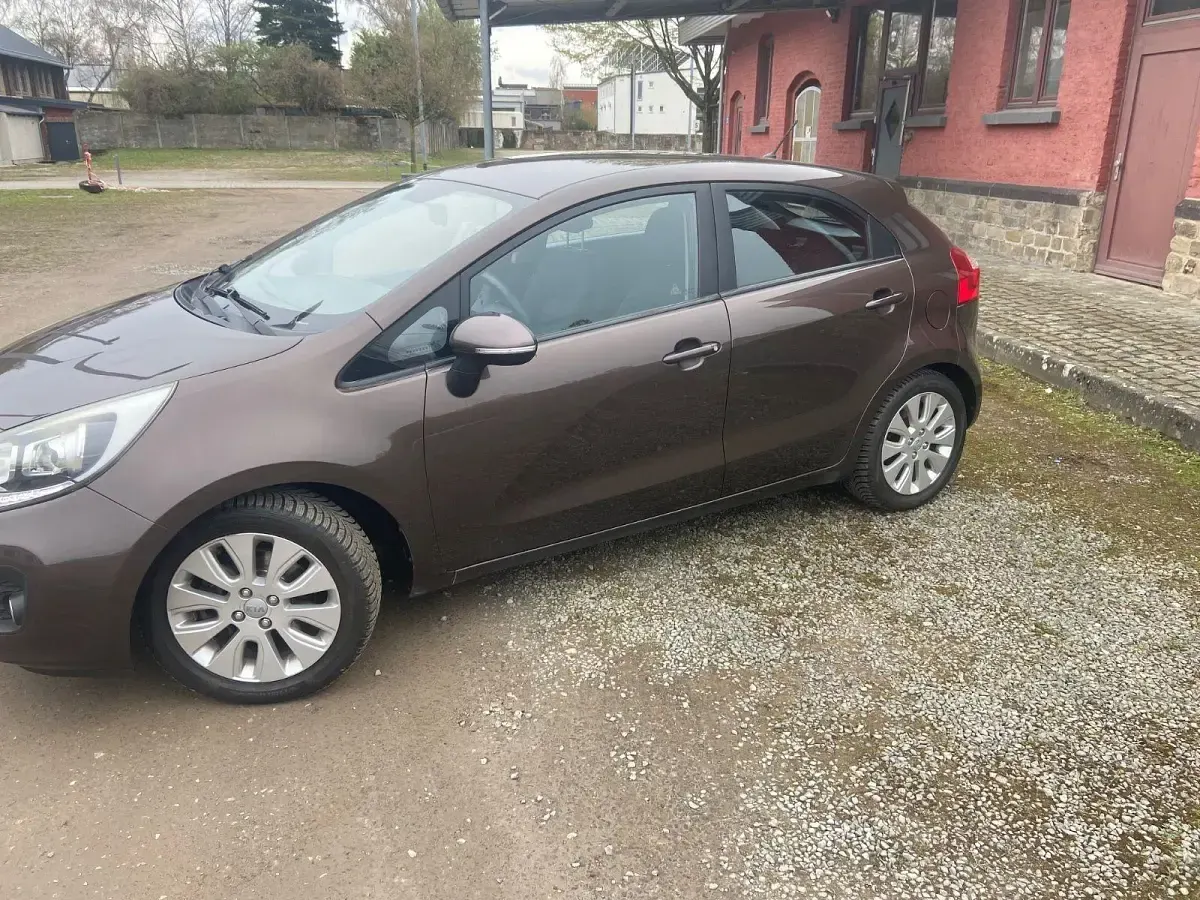 Używany Kia Rio Edition 7 109 KM (80 kW) 2012 Brązowy Sedan/Limuzyna