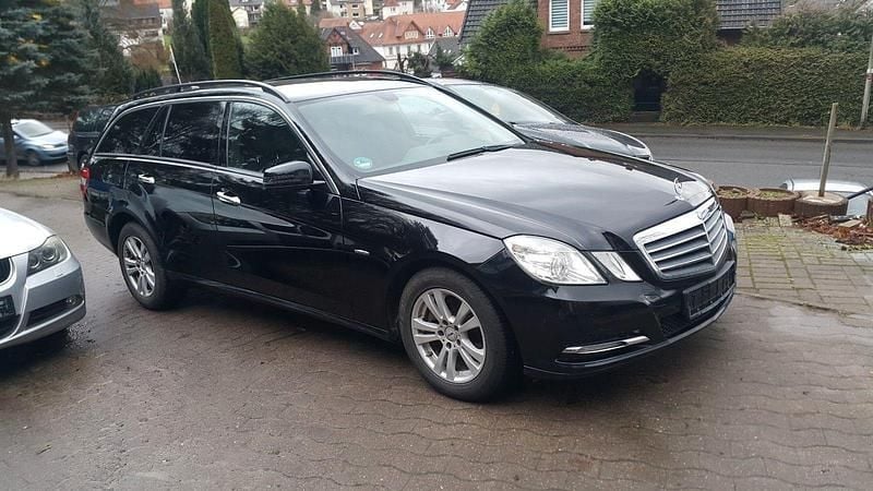 Gebraucht Mercedes E220 Elegance 170 PS (125 kW) 2011 Schwarz Kombi