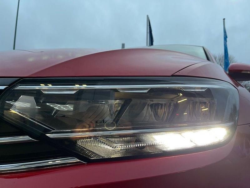 Gebraucht VW Passat 122 PS (89 kW) 2023 Rot Kombi