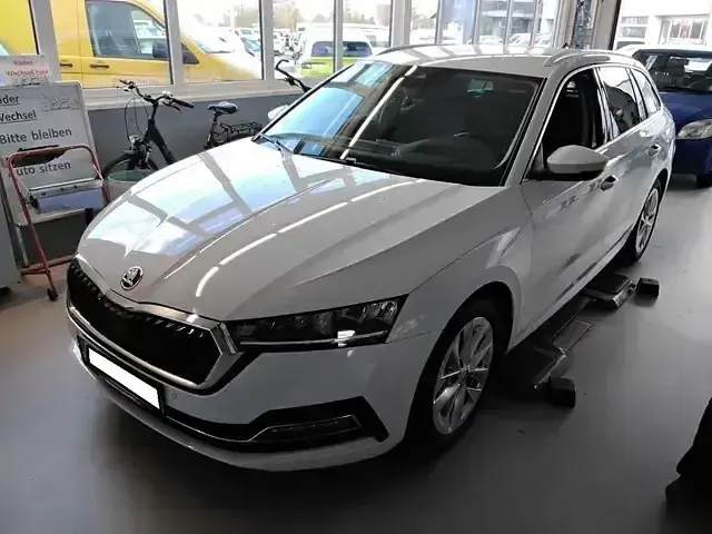 Gebraucht Skoda Octavia Style 110 PS (80 kW) 2022 Moonweiß perleffekt Kombi