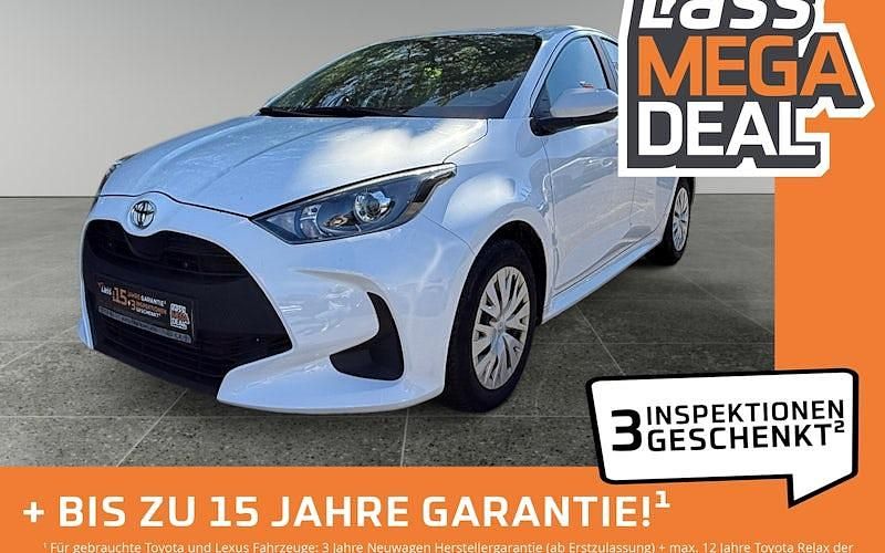 Weiß Gebraucht 2022 Toyota Yaris Comfort Limousine | 12.980 € (Fairer Preis) - Bild 1/4