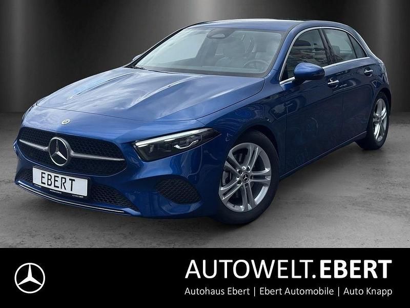 Spektralblau Gebraucht 2023 Mercedes A180 Advanced Plus Limousine | 28.880 € (Fairer Preis) - Bild 1/4