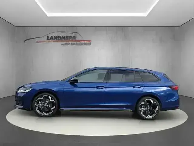 Neu Skoda Superb 193 PS (141 kW) 2025 Cobalt blau metallic Kombi