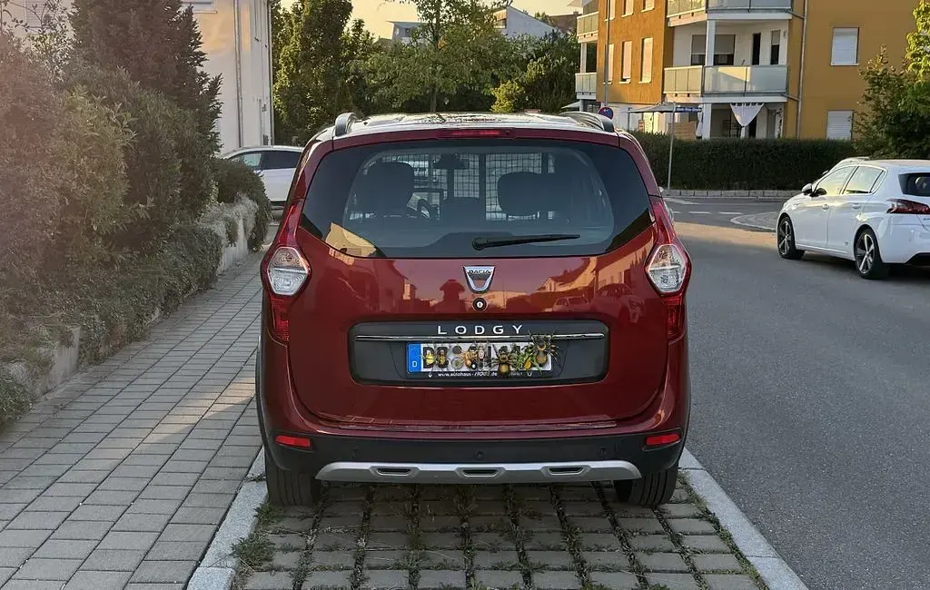Gebraucht Dacia Lodgy Stepway 131 PS (96 kW) 2019 Rot Van / Kleinbus