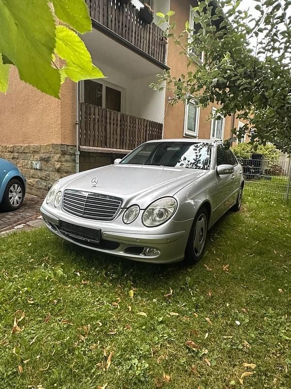 Silber Gebraucht 2004 Mercedes E200 Limousine | 2.000 € (Guter Preis) - Bild 1/4