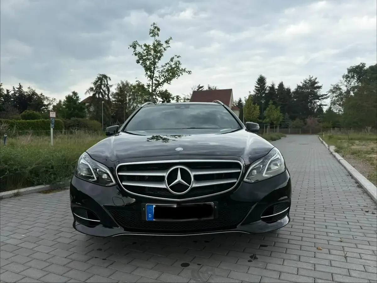 Używany Mercedes E220 Avantgarde 170 KM (125 kW) 2017 Czarny Kombi