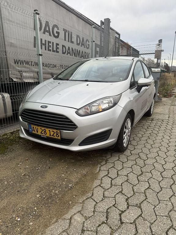 Silber Gebraucht 2015 Ford Fiesta Trend Limousine | 1.500 € - Bild 1/4