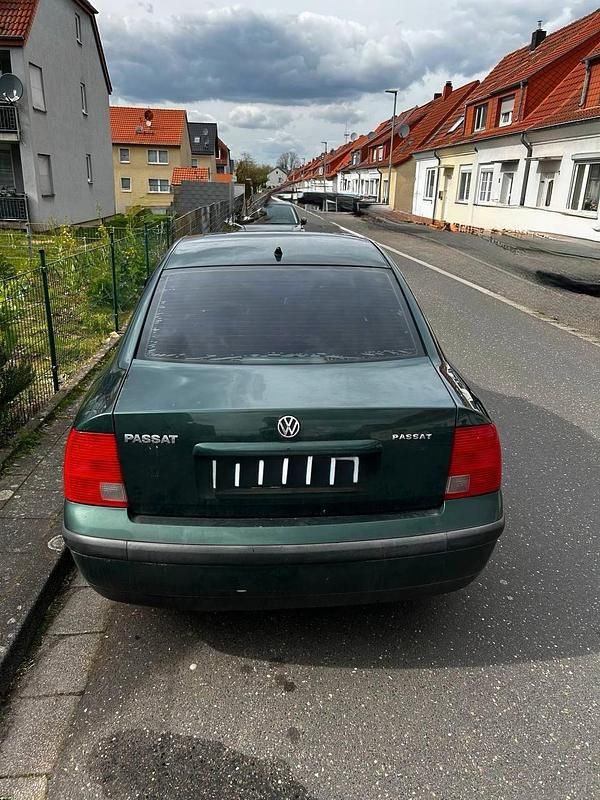 Second-hand VW Passat 101 CP (74 kW) 1999 Verde Berlinǎ