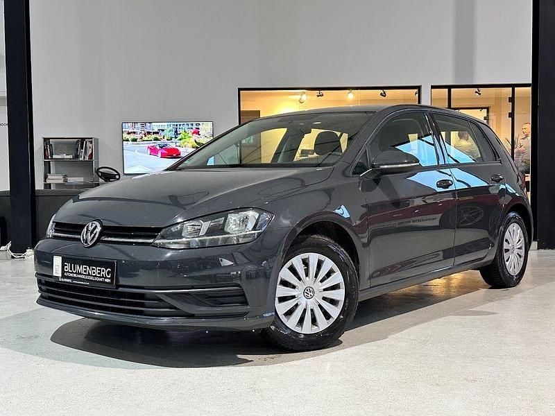 Grau Gebraucht 2018 VW Golf VII Trendline Limousine | 11.980 € (Superpreis) - Bild 1/4