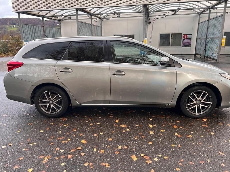 Grau Gebraucht 2015 Toyota Auris Hybrid Sport Kombi | 5.900 € (Etwas zu teuer) - Bild 1/4