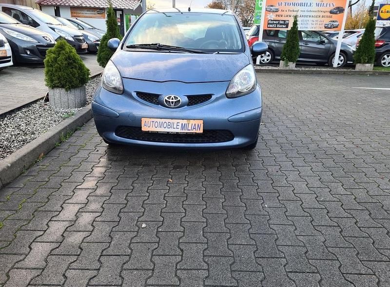 Blau Gebraucht 2008 Toyota Aygo Kleinwagen | 4.299 € (Etwas zu teuer) - Bild 1/4