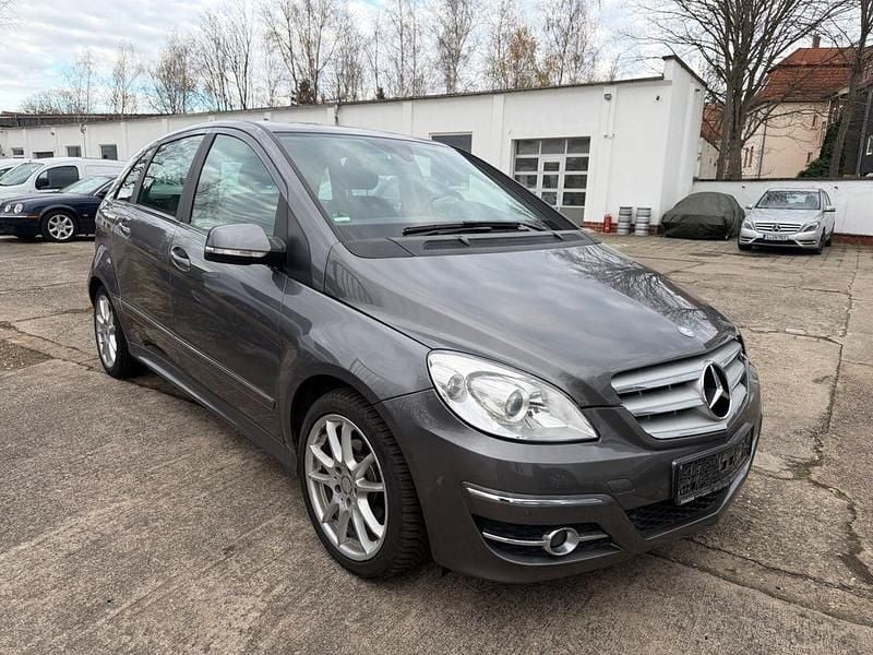 Grau Gebraucht 2009 Mercedes B180 Van / Kleinbus | 5.990 € (Guter Preis) - Bild 1/4