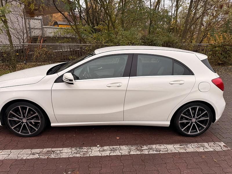Gebraucht Mercedes A180 AMG line 122 PS (89 kW) 2015 Weiß Limousine