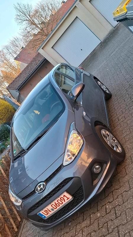 Gebraucht Hyundai i10 67 PS (49 kW) 2015 Grau Kleinwagen
