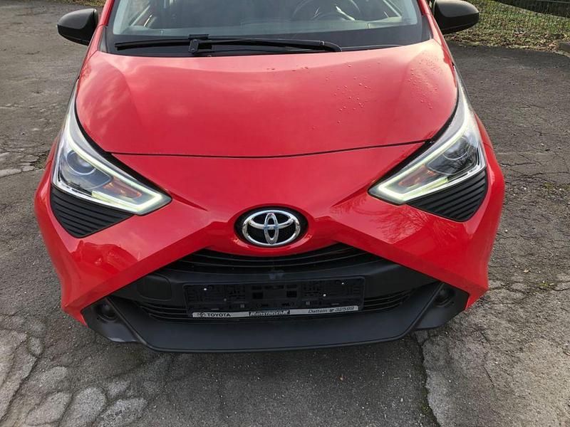 Rot Gebraucht 2021 Toyota Aygo Play Kleinwagen | 8.900 € (Guter Preis) - Bild 1/4