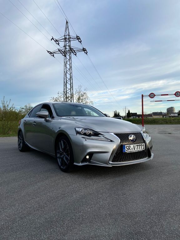 Grau Gebraucht 2013 Lexus IS300h Sport Line Limousine | 22.999 € (Fairer Preis) - Bild 1/4