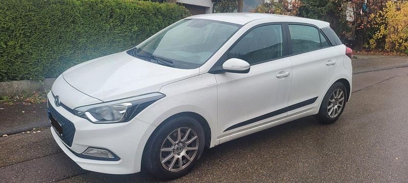 Weiß Gebraucht 2015 Hyundai i20 Classic Kleinwagen | 5.999 € (Fairer Preis) - Bild 1/4
