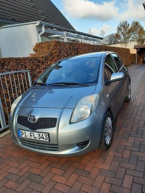 Grau Gebraucht 2006 Toyota Yaris Sol Limousine | 3.750 € (Fairer Preis) - Bild 1/4