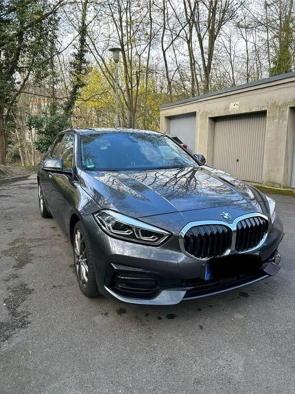 Grau Gebraucht 2021 BMW 120 Sport Line Kleinwagen | 22.999 € (Fairer Preis) - Bild 1/4