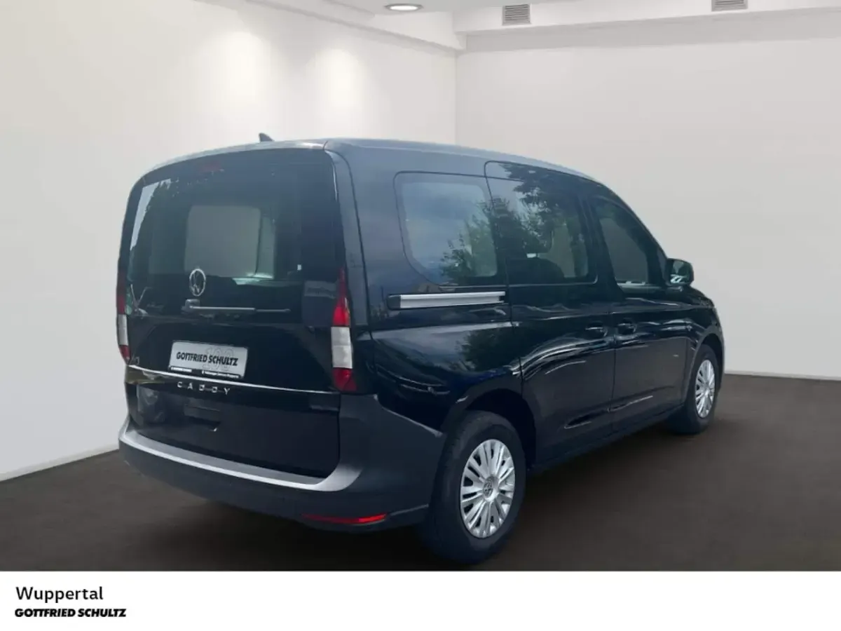 Gebraucht VW Caddy Basis 102 PS (75 kW) 2022 Schwarz Van / Kleinbus
