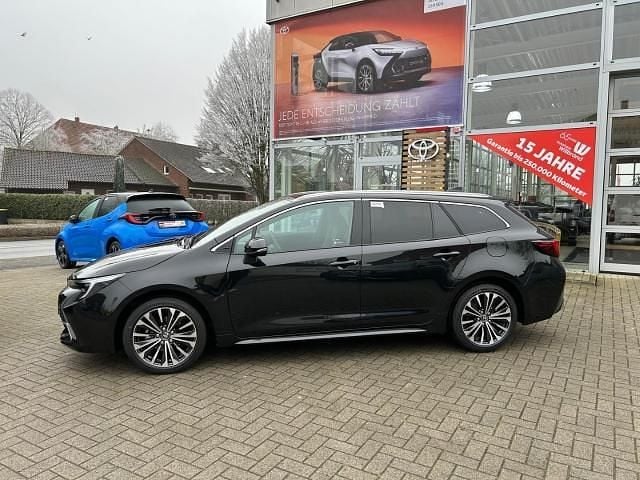 Neu Toyota Corolla Team 141 PS (103 kW) 2026 Black mica / ink Kombi