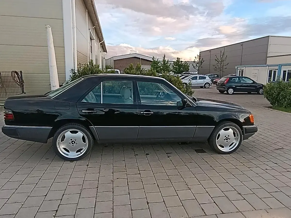 Gebraucht Mercedes E260 160 PS (117 kW) 1990 Schwarz Limousine