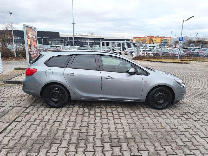 Gebraucht Opel Astra Design Edition 95 PS (69 kW) 2012 Silber Kombi