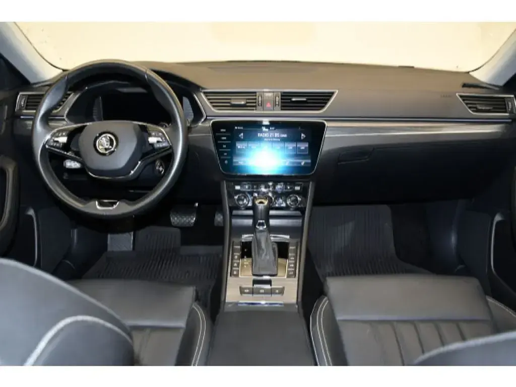 Gebraucht Skoda Superb Premium Edition 200 PS (147 kW) 2022 Schwarzmagic perleffekt (metallic) Kombi