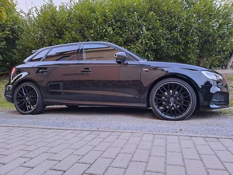Schwarz Gebraucht 2020 Audi A3 Sportback S-Line Limousine | 20.900 € (Superpreis) - Bild 1/4