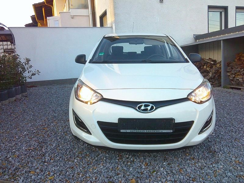 Weiß Gebraucht 2013 Hyundai i20 Classic Kleinwagen | 4.490 € (Etwas zu teuer) - Bild 1/4