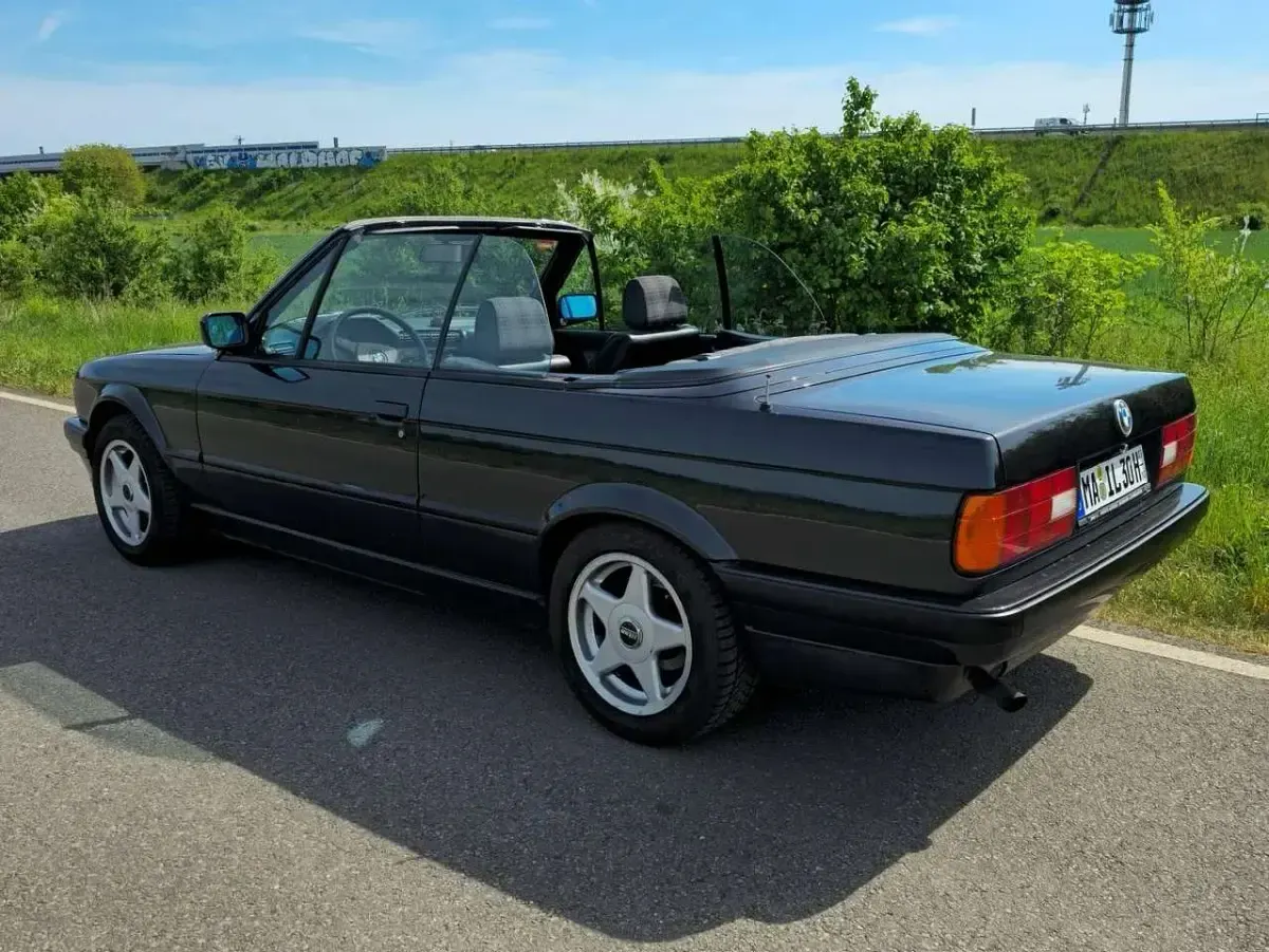 Gebraucht BMW 318 Cabriolet 113 PS (83 kW) 1992 Schwarz Cabrio