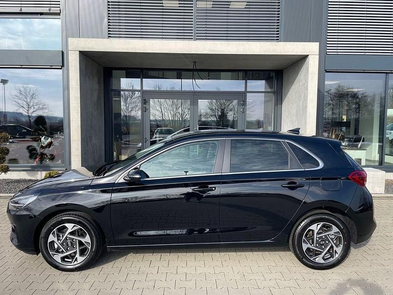 Neu Hyundai i30 140 PS (102 kW) 2025 Abyss black mineraleffekt Limousine