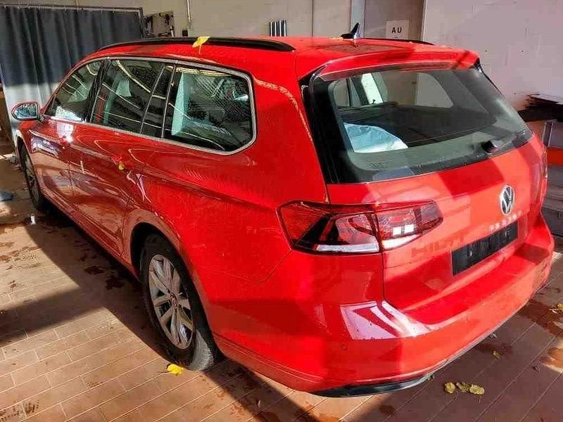 Gebraucht VW Passat Business 122 PS (89 kW) 2023 Rot Kombi