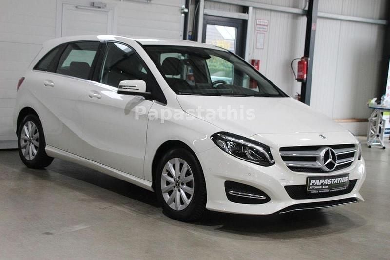 Weiß Gebraucht 2017 Mercedes B180 Style Van / Kleinbus | 14.950 € (Guter Preis) - Bild 1/4