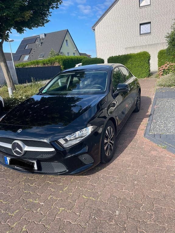 Schwarz Gebraucht 2023 Mercedes A180 Limousine | 22.900 € (Superpreis) - Bild 1/4