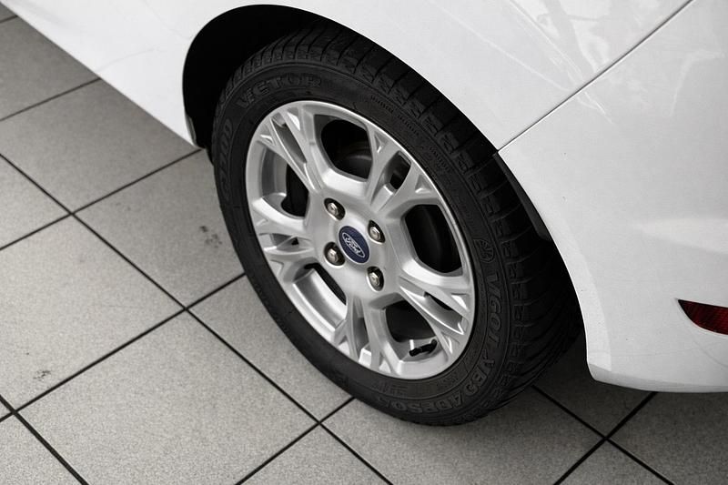 Gebraucht Ford Fiesta SYNC Edition 60 PS (44 kW) 2014 Weiß Kleinwagen