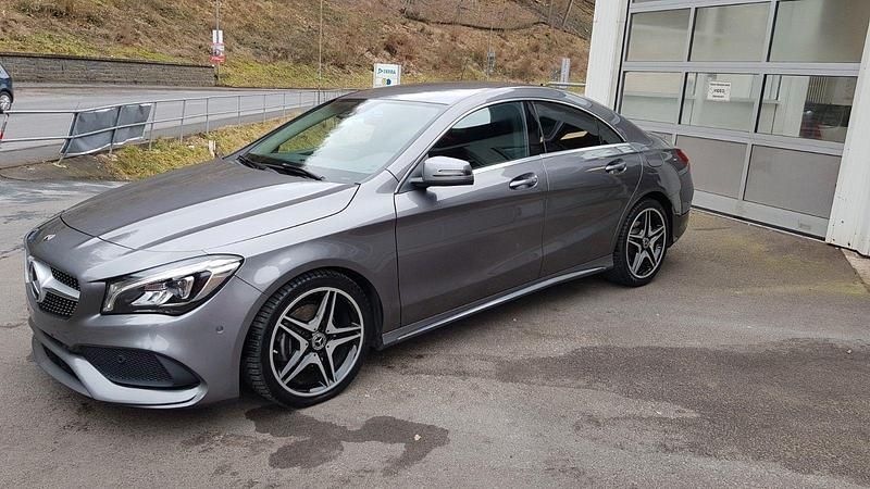 Grau Gebraucht 2017 Mercedes 220 AMG line Coupé | 18.499 € (Teuer) - Bild 1/4
