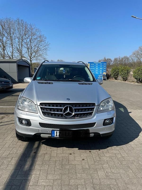 Silber Gebraucht 2007 Mercedes 320 Van / Kleinbus | 6.400 € (Fairer Preis) - Bild 1/4