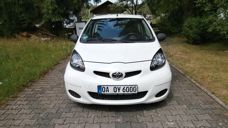 Weiß Gebraucht 2010 Toyota Aygo Kleinwagen | 1.590 € (Guter Preis) - Bild 1/4