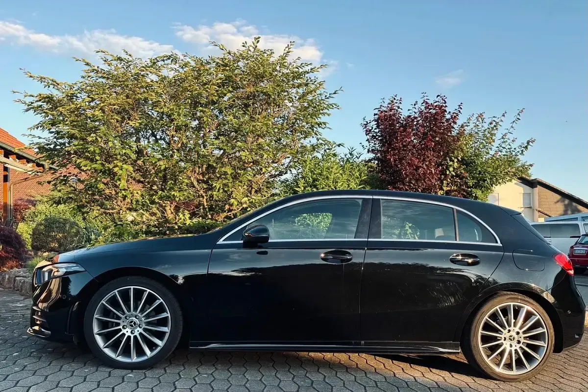 Gebraucht Mercedes A180 AMG line 136 PS (100 kW) 2019 Schwarz Limousine
